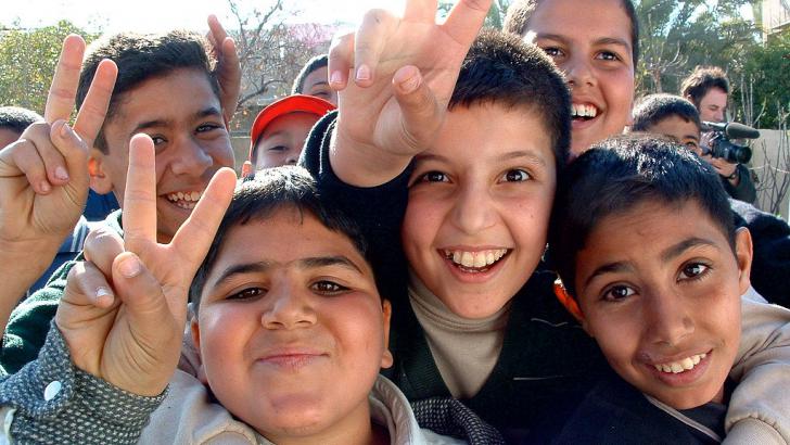 https://commons.wikimedia.org/wiki/File%3AIraqi_boys_giving_peace_sign.jpg